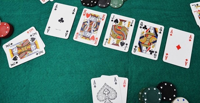 Người chơi cầm tứ quý A chiến thắng trong ván Poker
