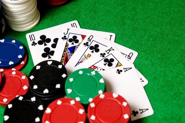Poker gồm tổng cộng 10 vòng chơi